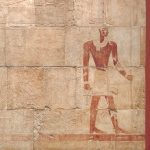 <p>Camina como los egipcios mientras te diriges a la sala roja con columnas, situada afuera de las galerías antiguas y encuentra este relieve en la pared. Nombra tres animales en este relieve. </p>
